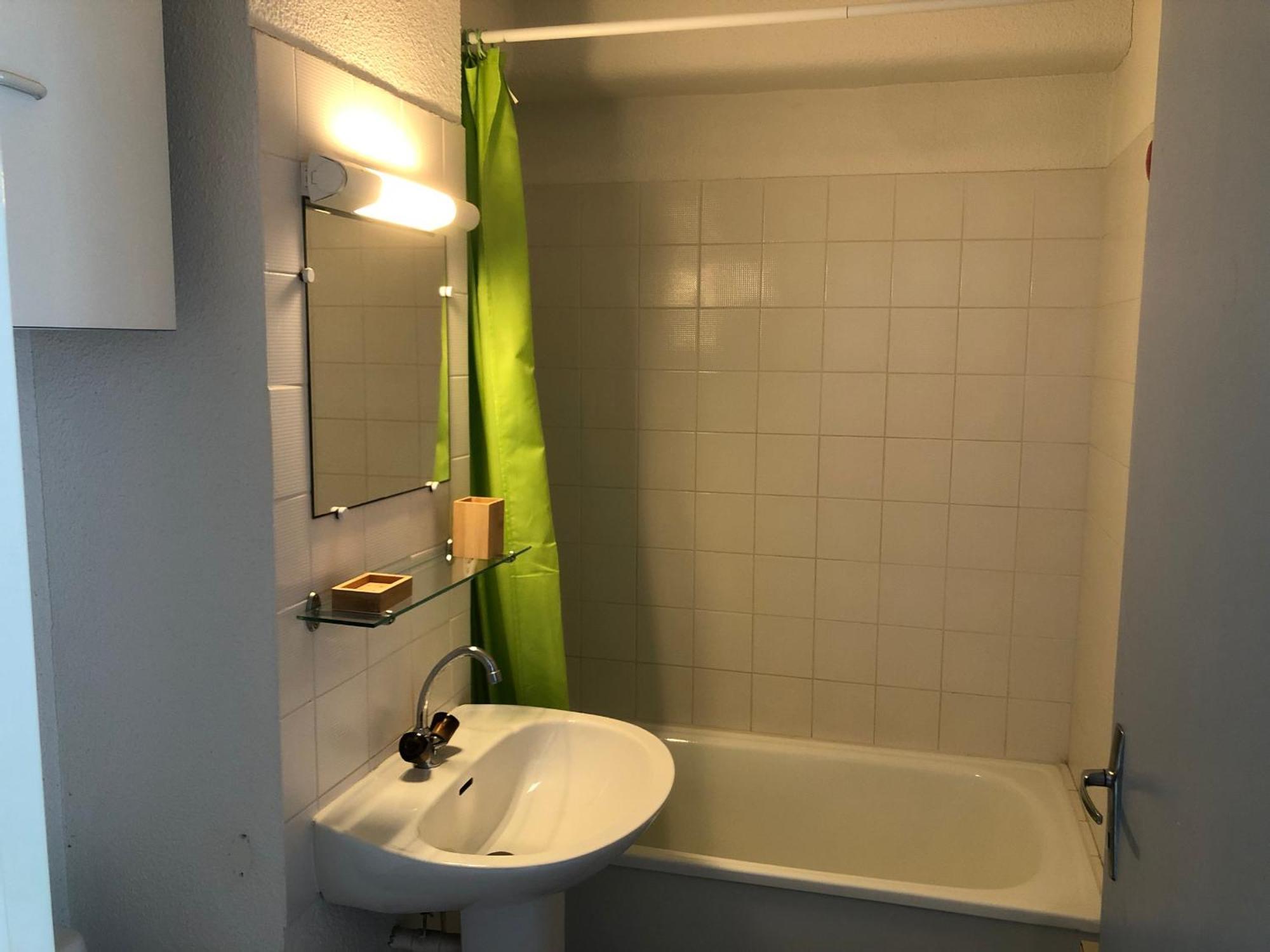 Apartment T2 A - Centre-ville, Proche Et Commerces, Avec Parking Et Balcon - Fr-1-319-12